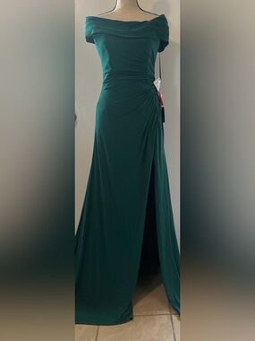 Mac Duggal off the shoulder stunning emerald green maxi Dress